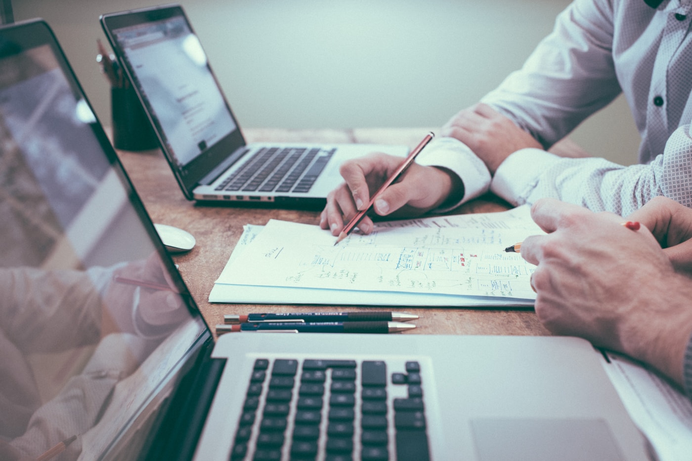Professionnels préparant un plan d’action